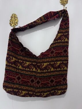 🌻-five-stitched by tina
Thick tapestry style Sling Bag